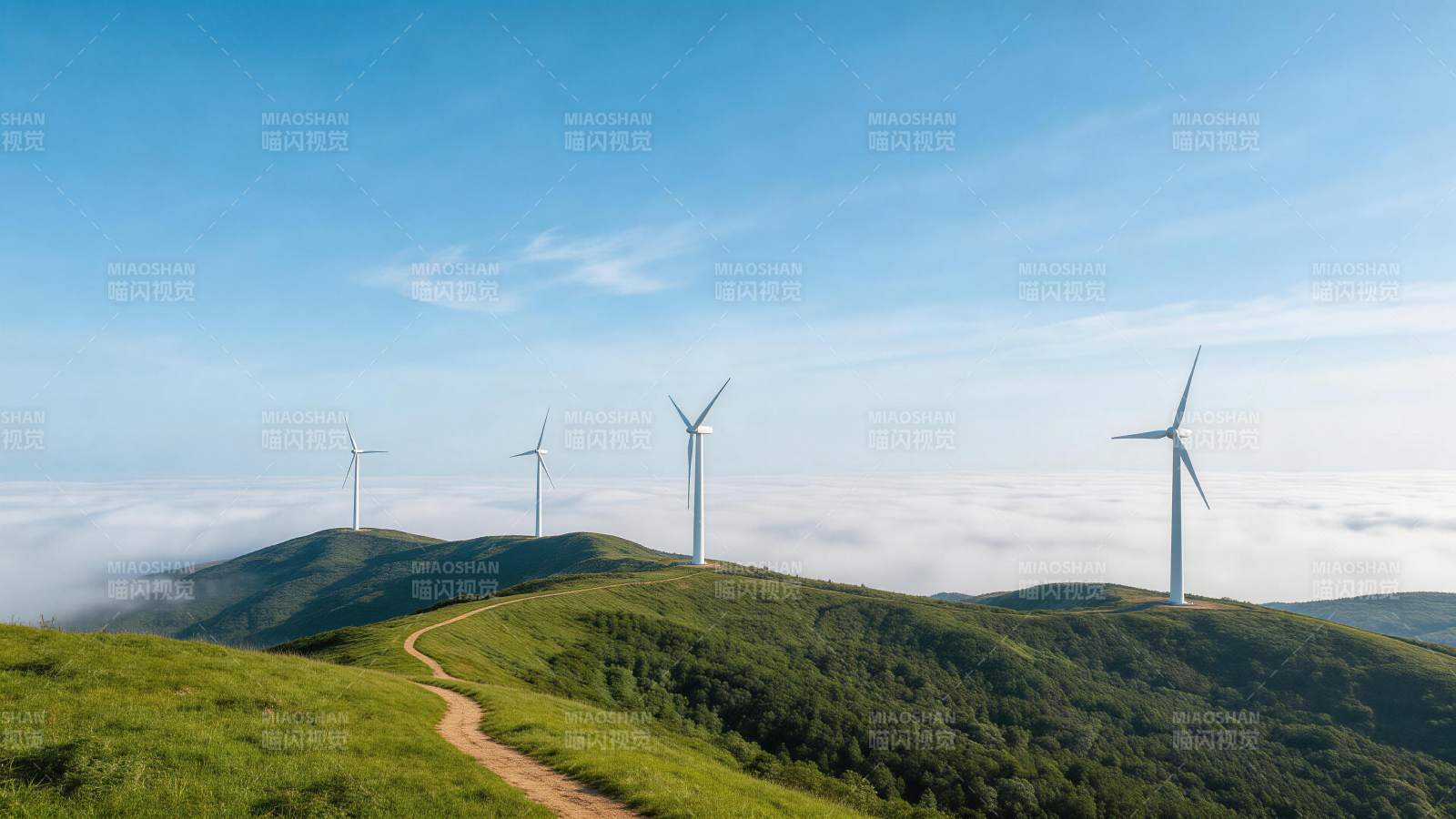 山脊上四座风力发电机矗立云海之上图片