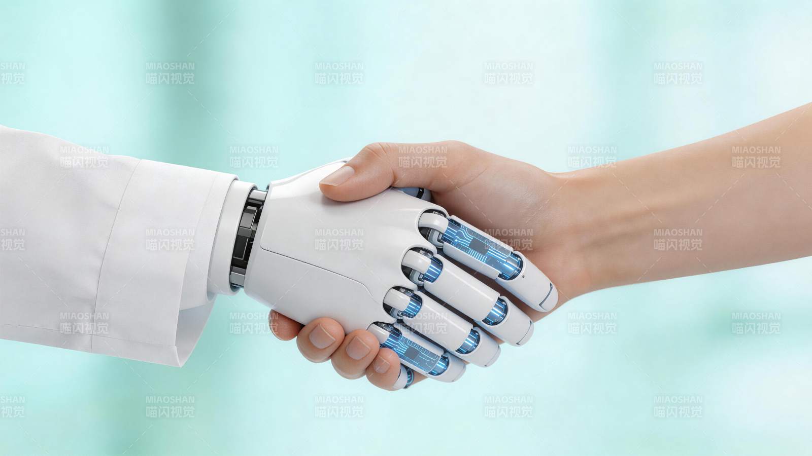 人类手掌与白色机械手握手特写图片