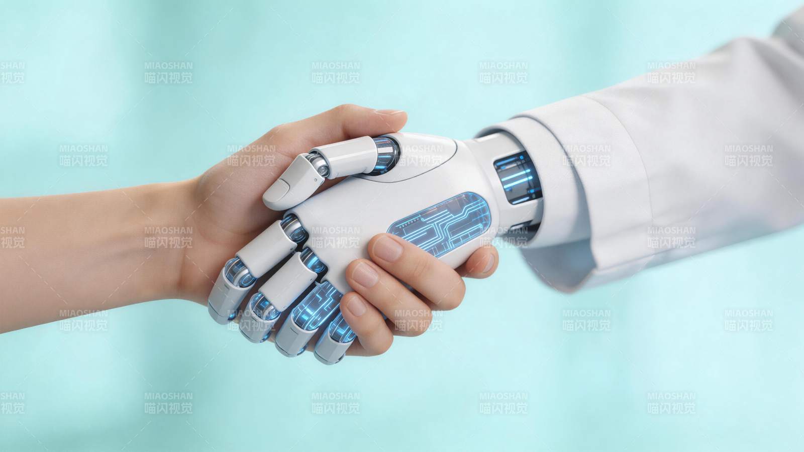 人类手掌与白色机械手握手特写图片