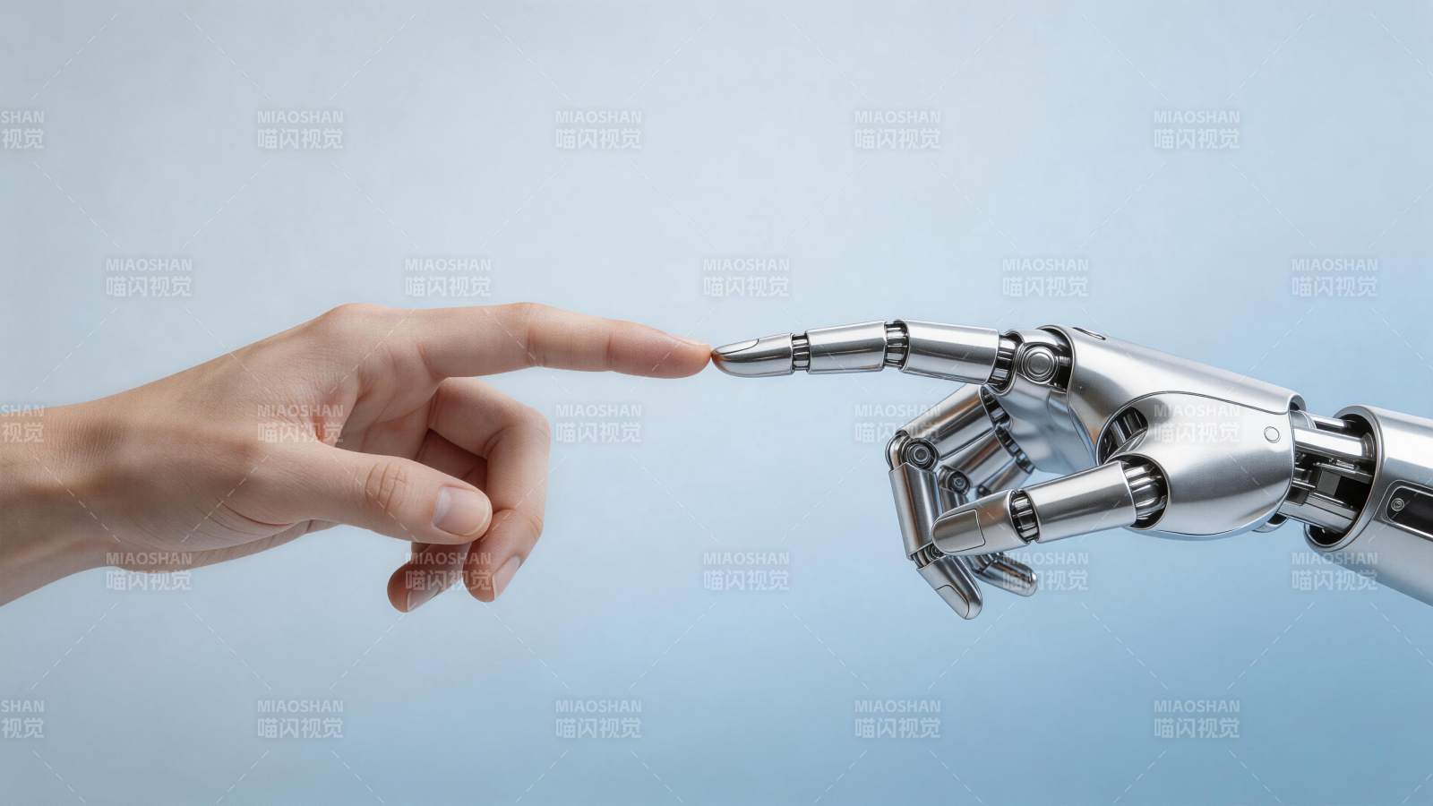 人类手指与机械手指即将触碰的瞬间图片