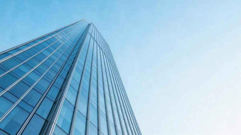 玻璃幕墙摩天大楼仰视视角蓝天背景图片