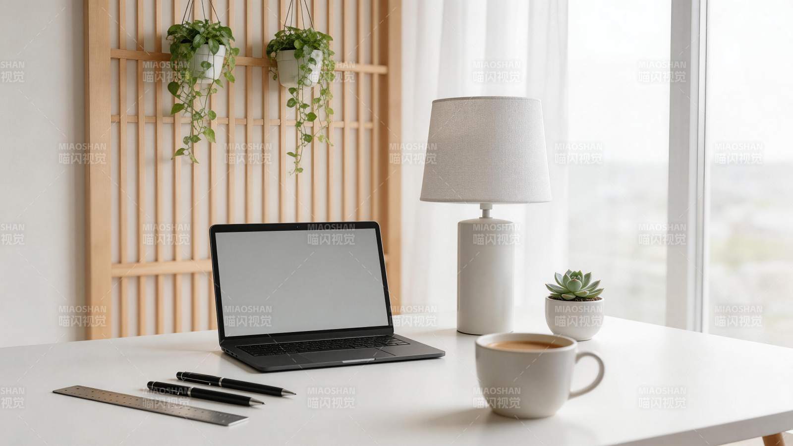 白色书桌上摆放笔记本电脑与绿植咖啡杯图片