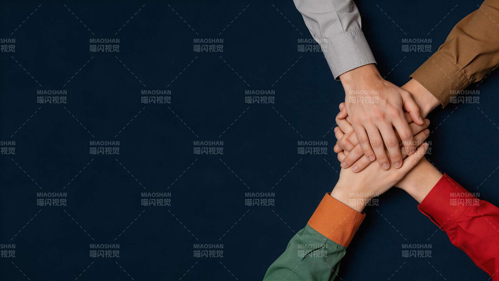 四人叠手象征团队协作与凝聚力图片