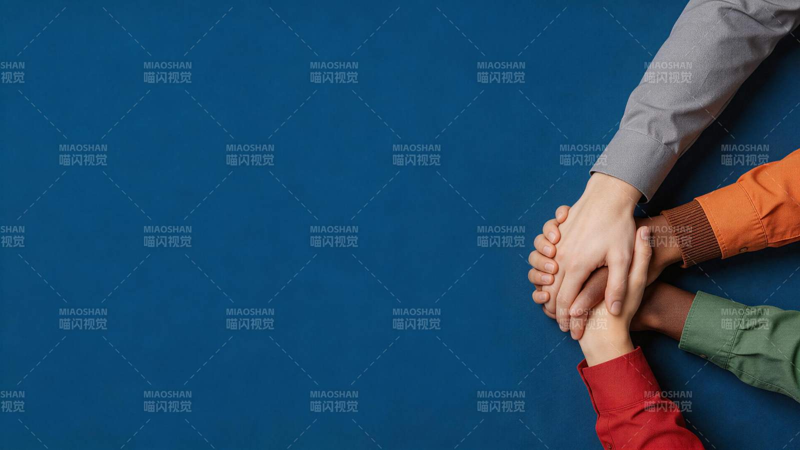 多人手部叠放象征协作与团结图片