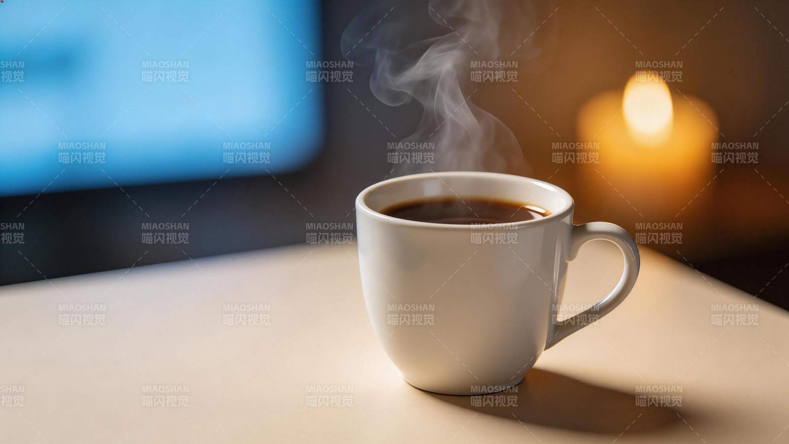 白色瓷杯热咖啡升腾蒸汽桌面静物图片