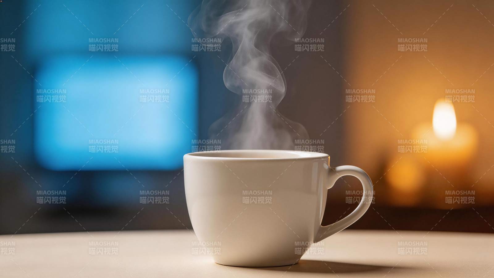 白色瓷杯热气升腾置于桌面背景虚化图片