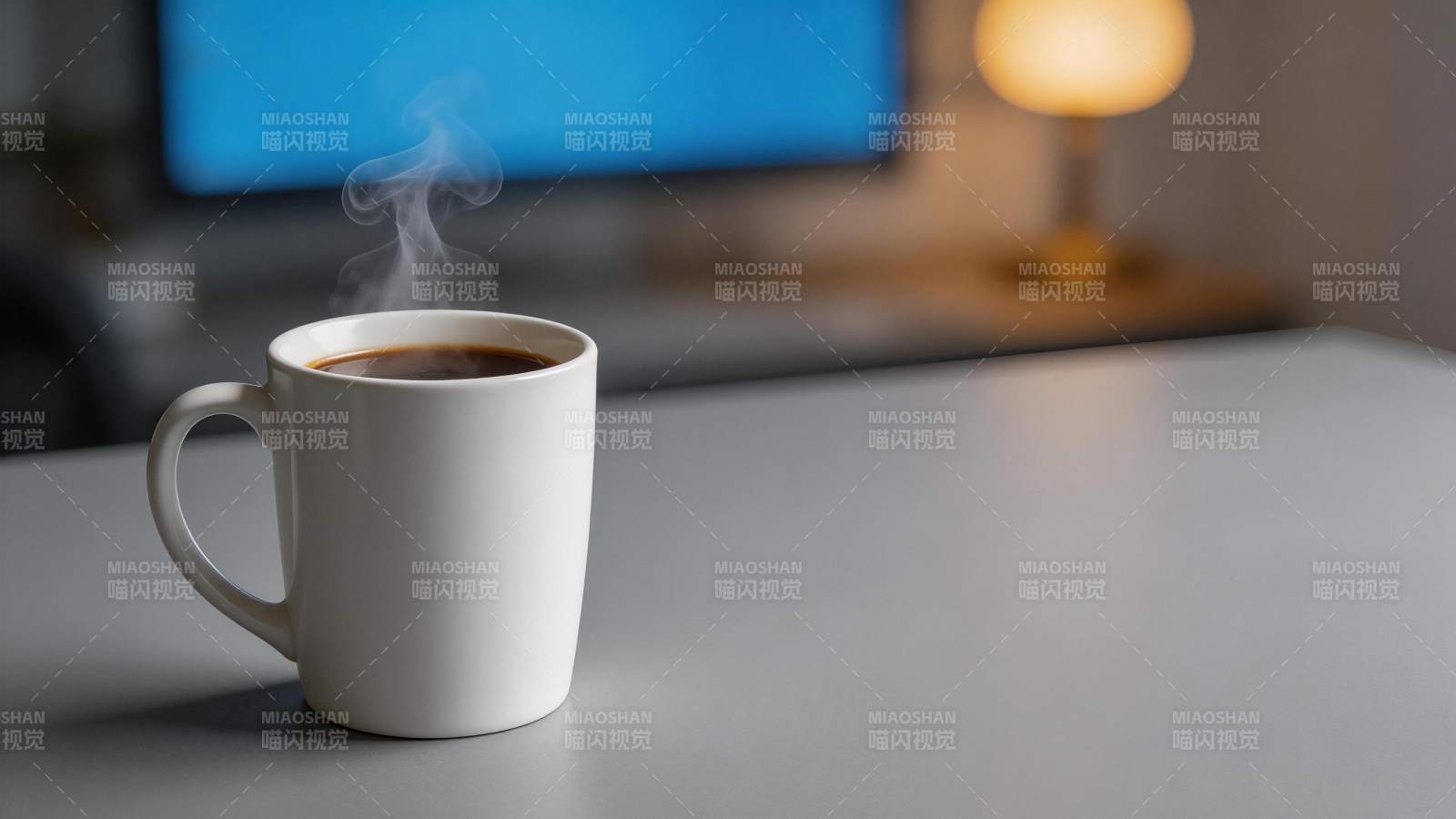 白色瓷杯盛热咖啡升腾蒸汽置于桌面图片