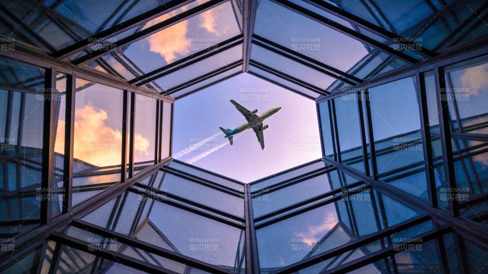 玻璃穹顶下飞机飞越天空的仰视视角图片