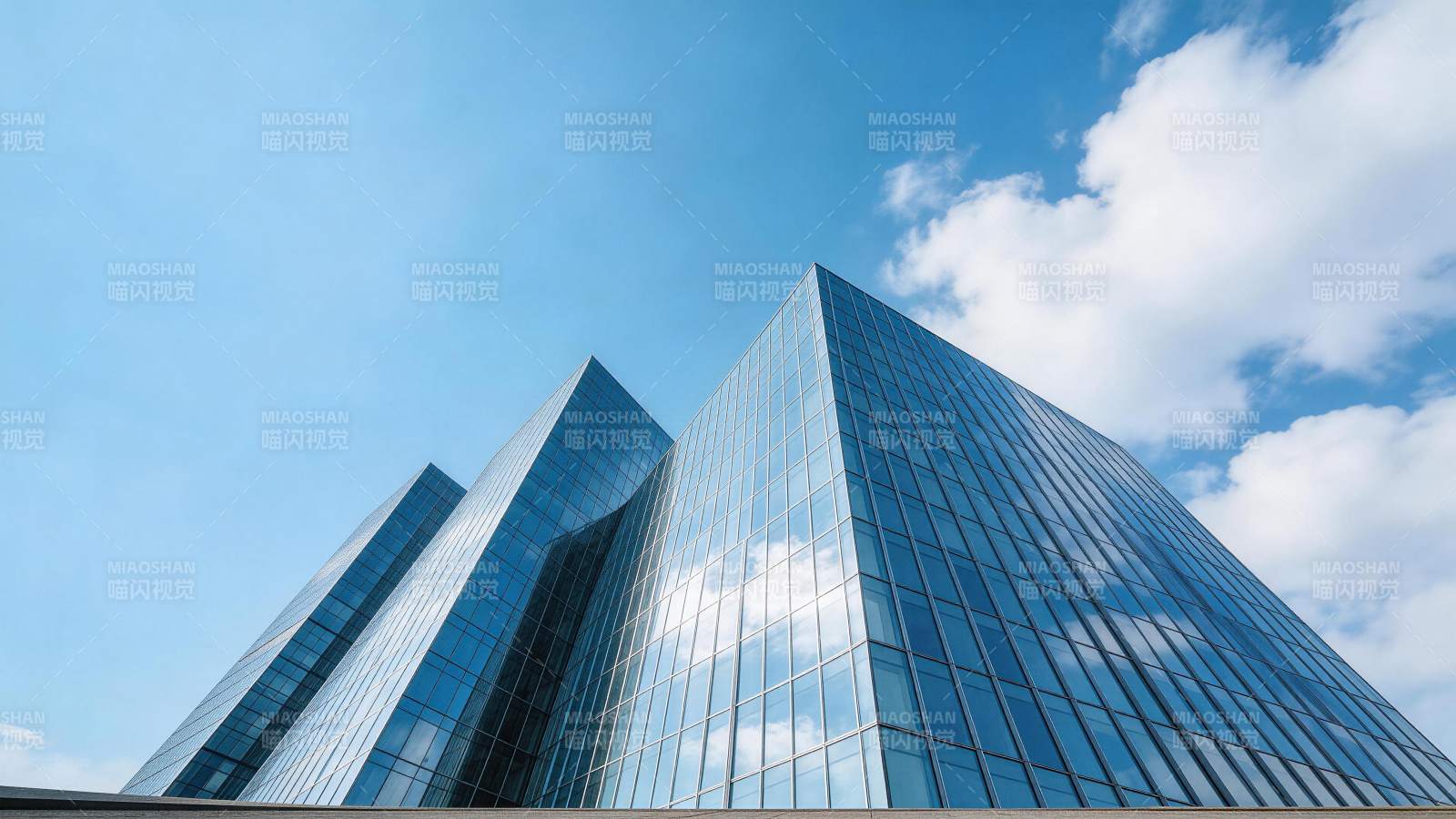 玻璃幕墙摩天大楼仰拍蓝天白云背景图片