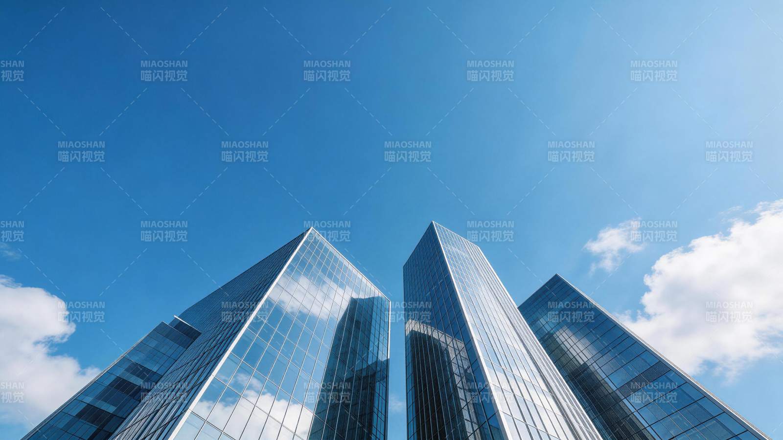 三座玻璃幕墙摩天大楼仰拍视角蓝天背景图片