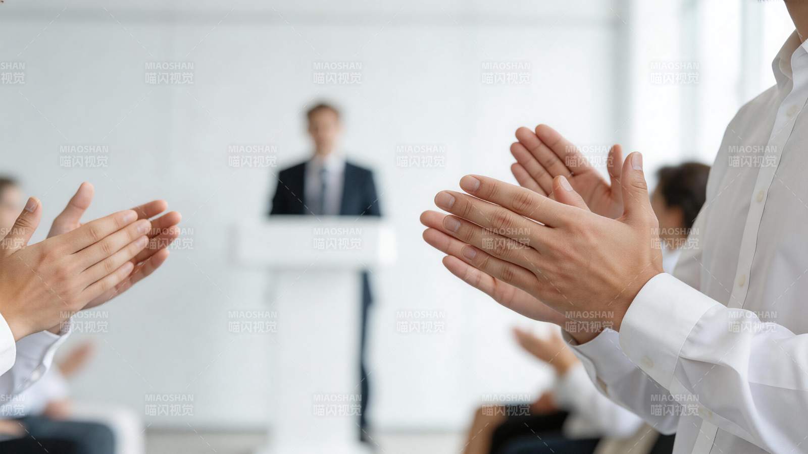 多人在会议现场鼓掌致意演讲者图片