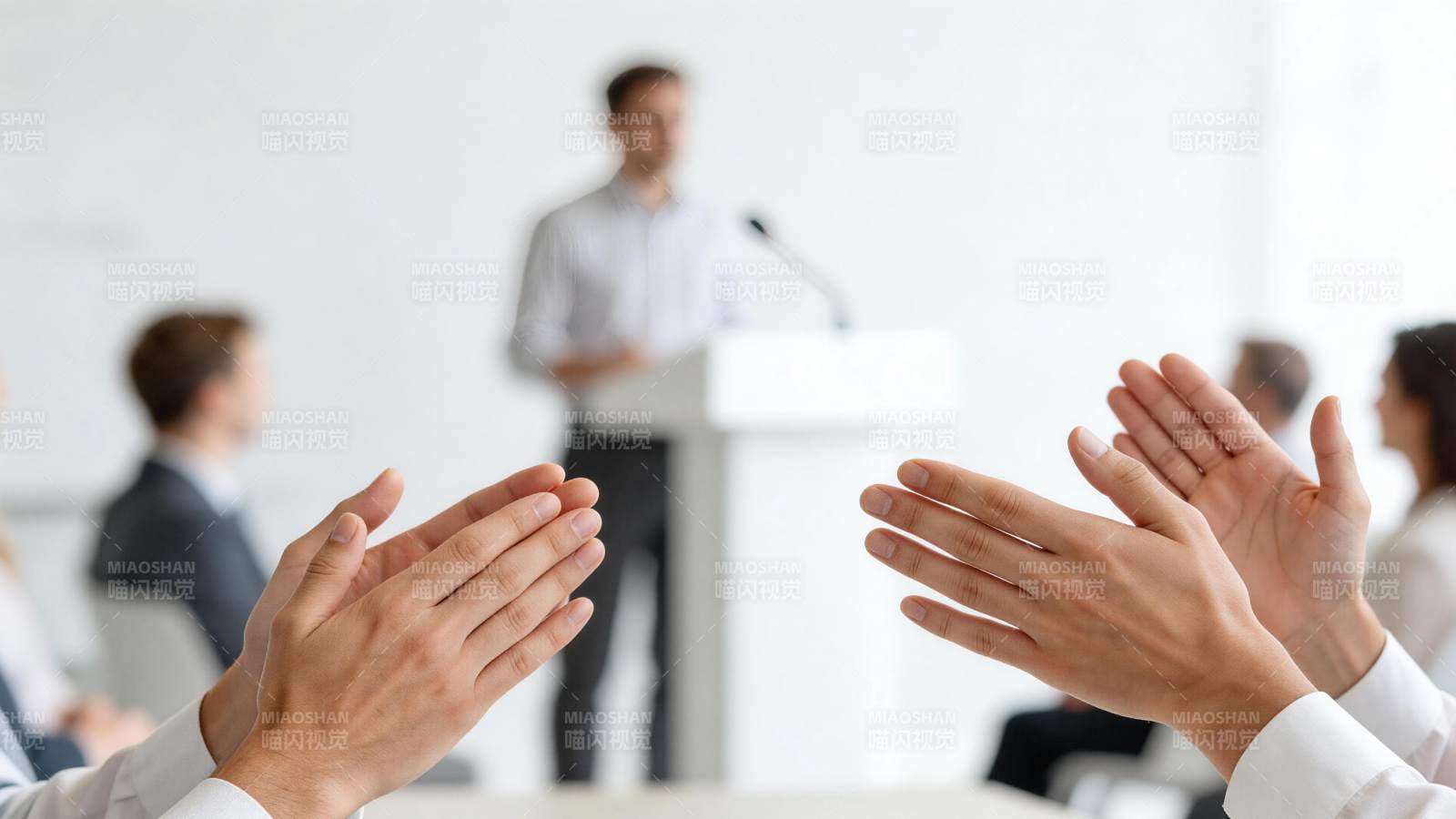 会议现场观众鼓掌聆听演讲者发言图片