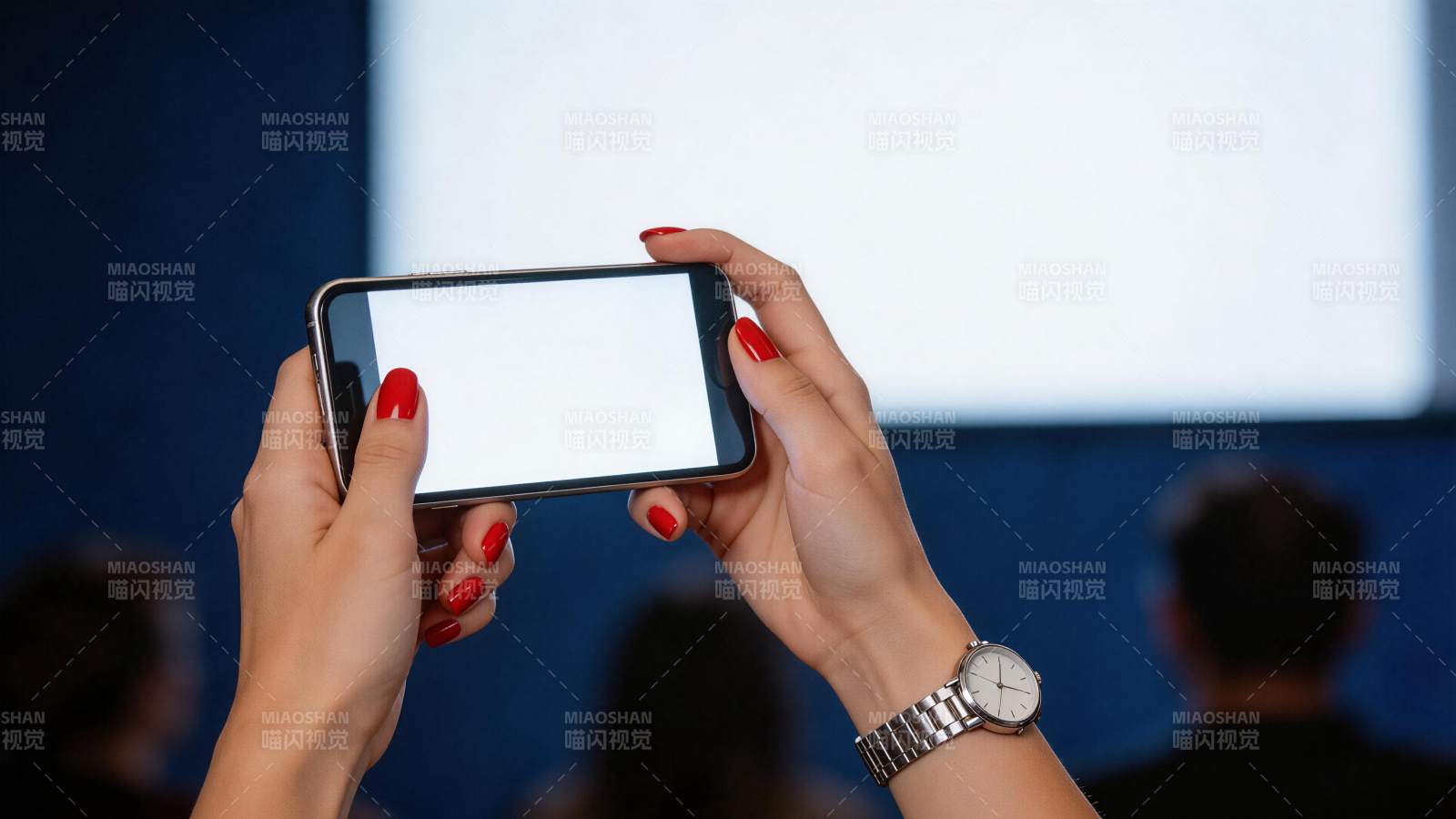 女性双手持智能手机拍摄投影屏幕画面图片