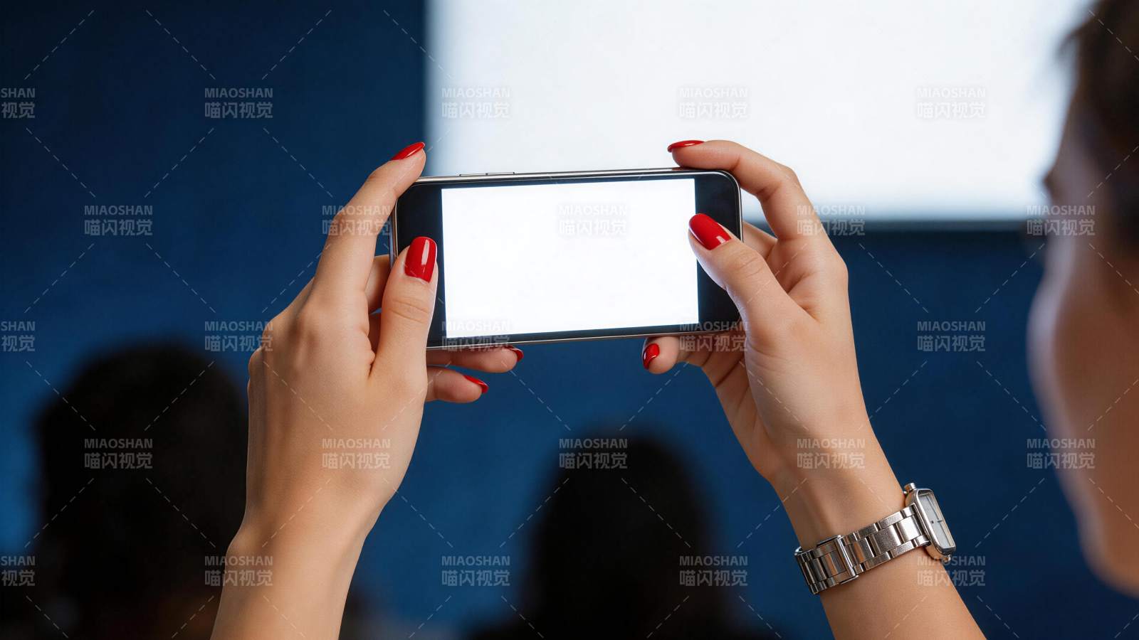 女性双手持智能手机拍摄屏幕画面图片