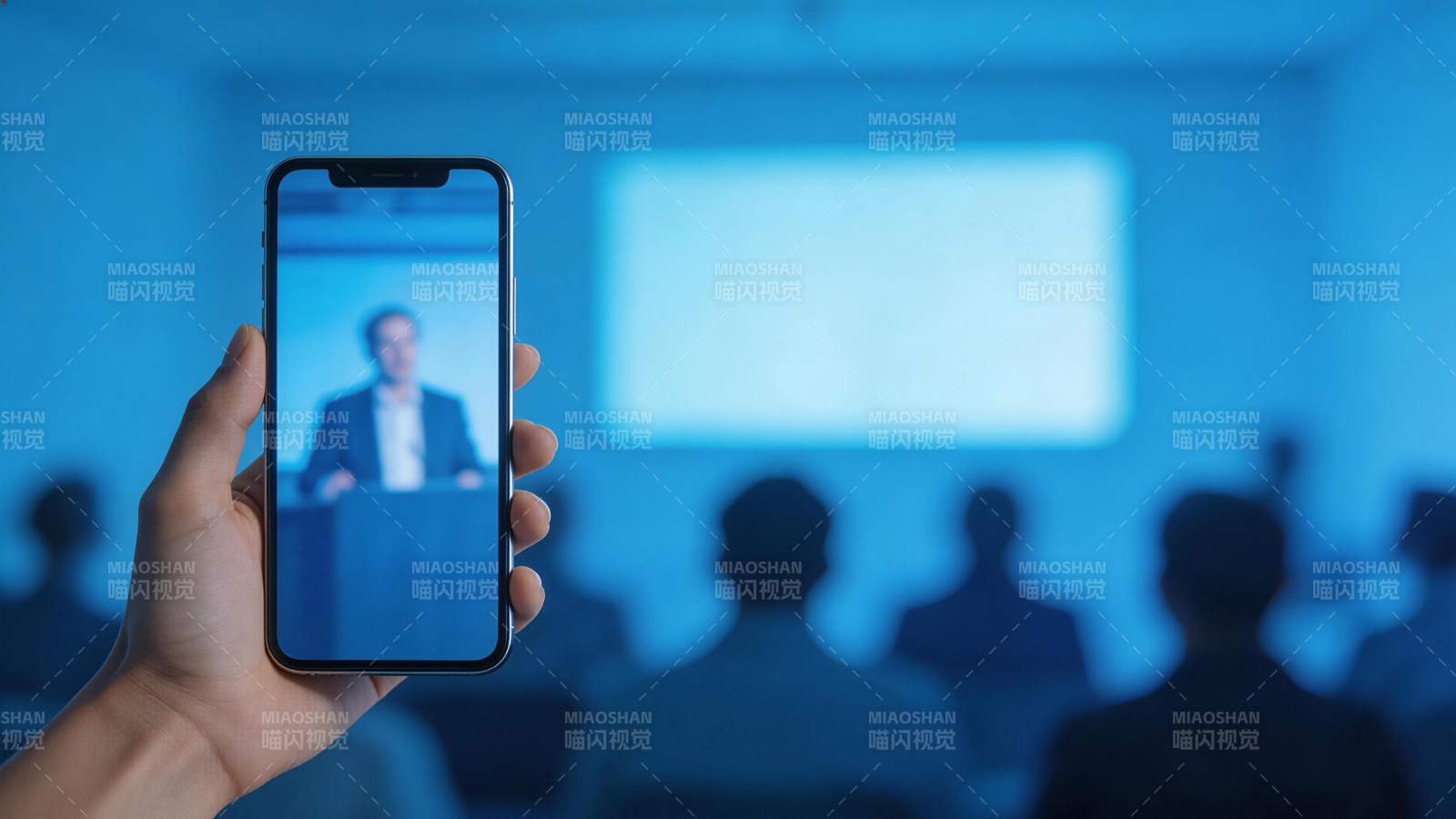 手持手机拍摄会议演讲现场画面图片