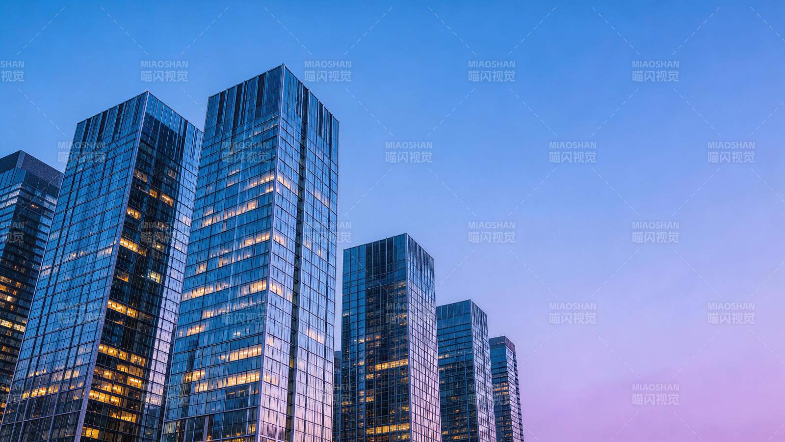 黄昏时分玻璃幕墙高楼群仰拍景象图片