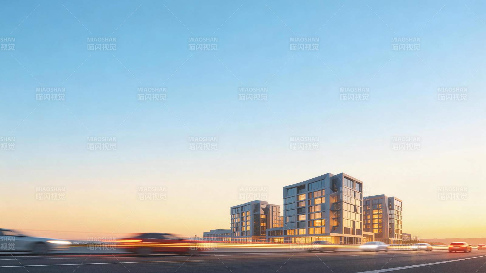 黄昏时分城市道路旁现代建筑群与行驶车辆图片