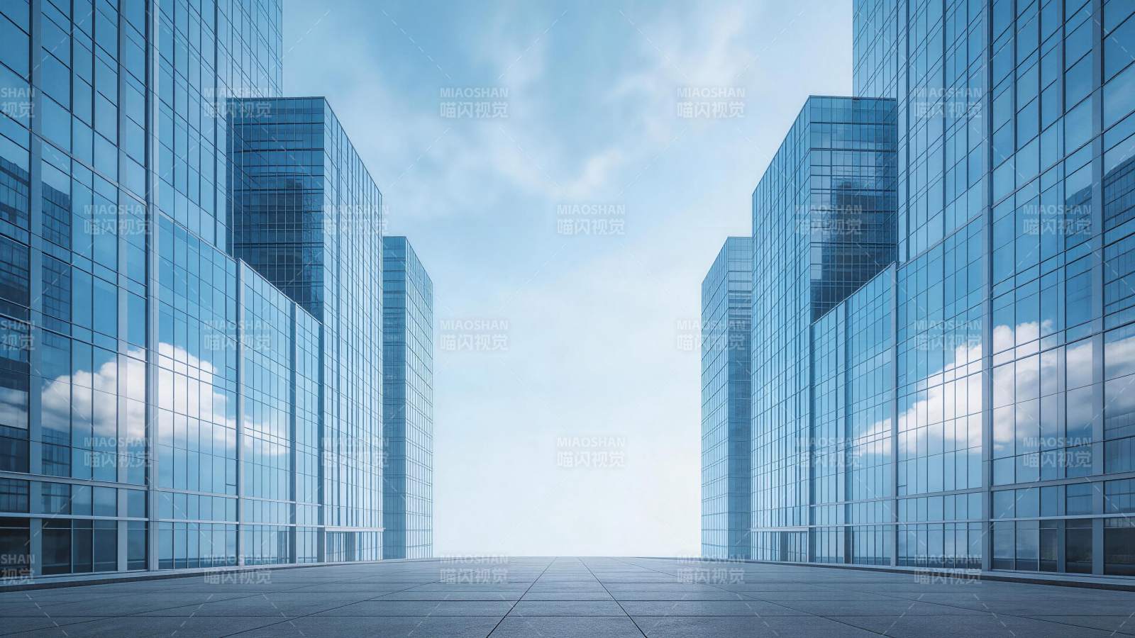 现代玻璃幕墙高楼间的开阔广场空间图片