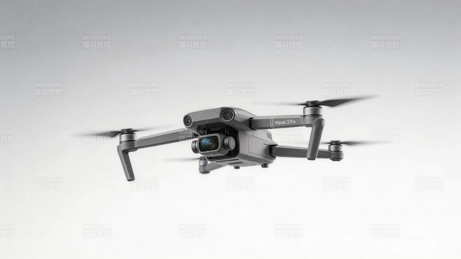灰色四轴无人机悬停空中带云台相机图片