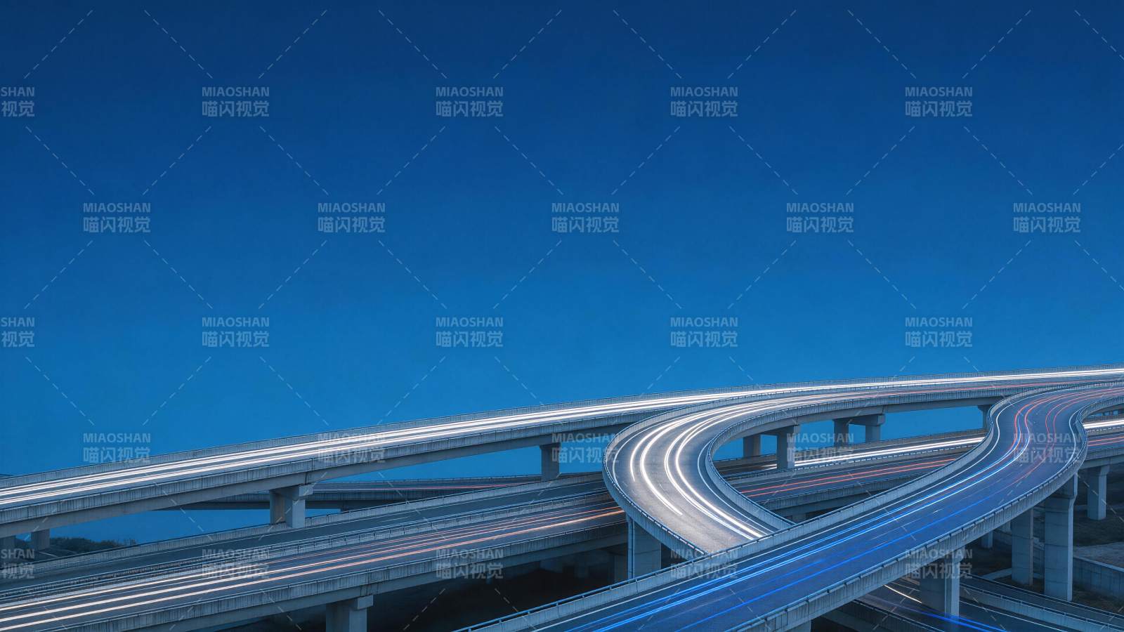 多层立交桥车流光轨夜景图片