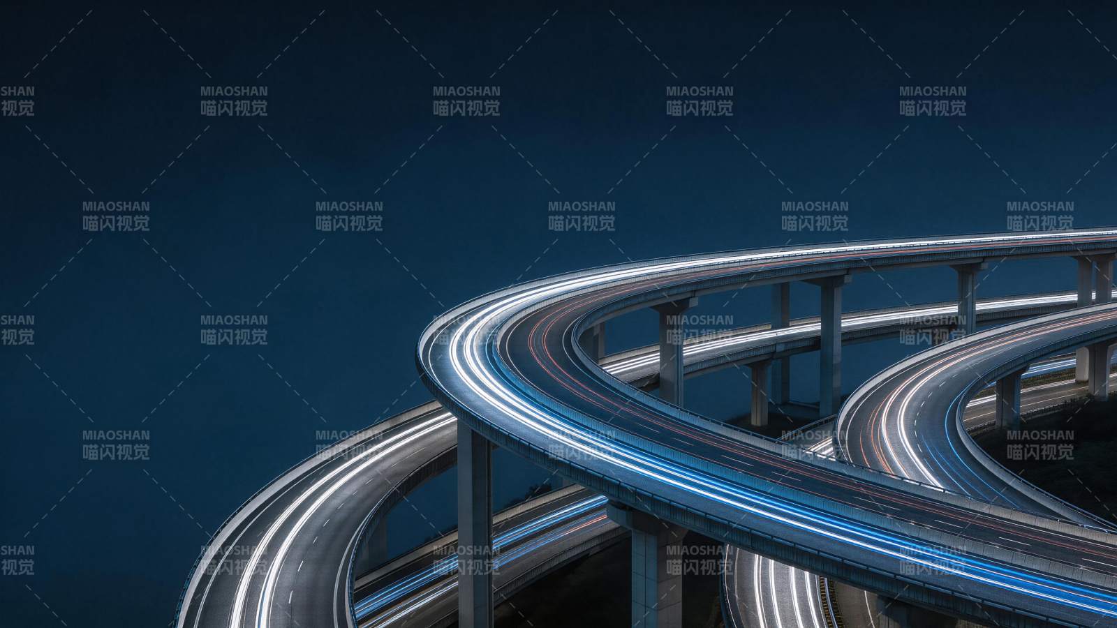 夜色中螺旋高架桥车流光轨交织图片