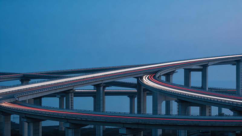 多层立交桥车流光轨交织夜景图片