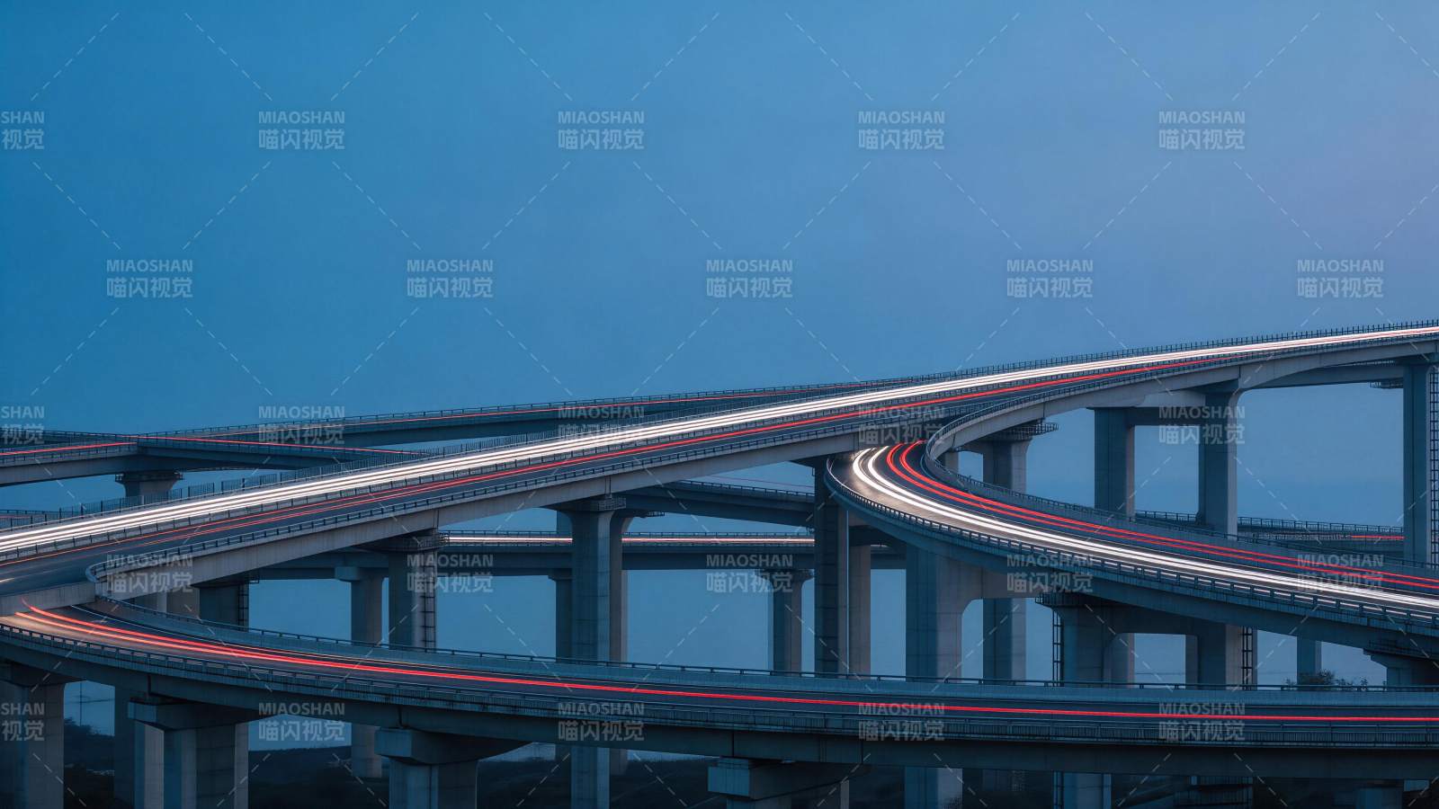 多层立交桥车流光轨交织夜景图片