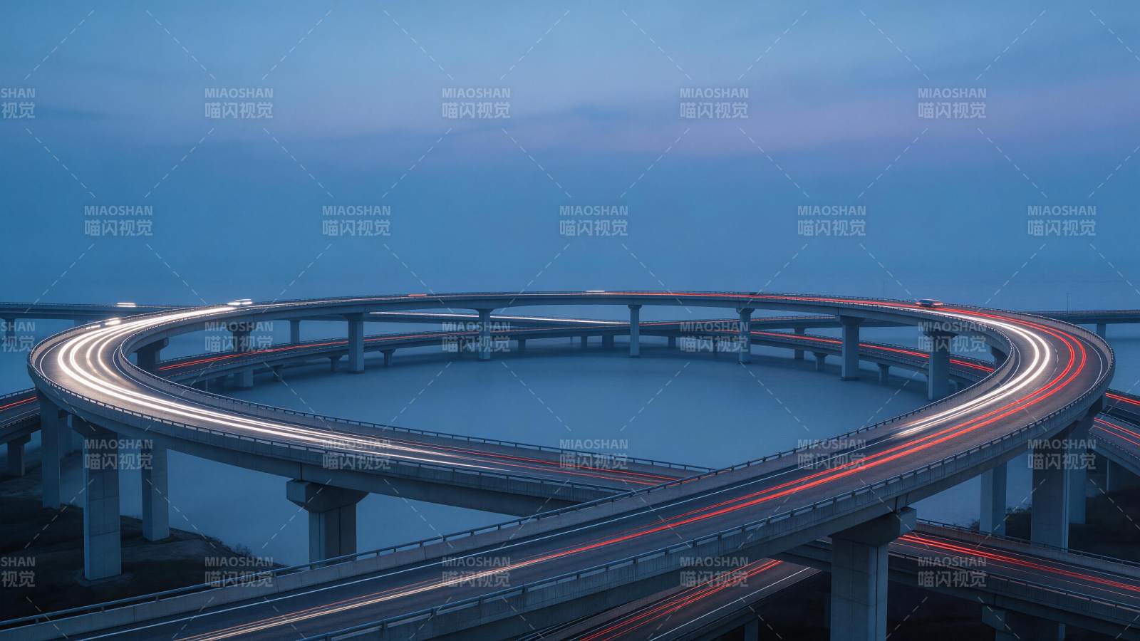 环形立交桥车流光轨夜景图片