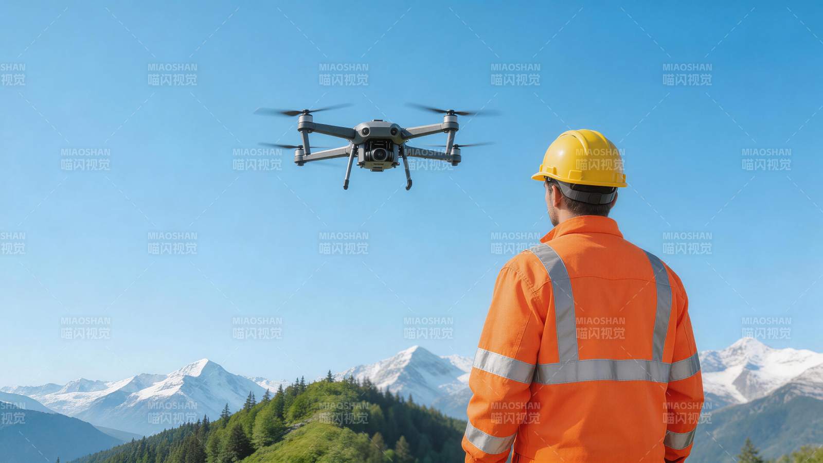工人操控无人机进行山地巡检作业图片