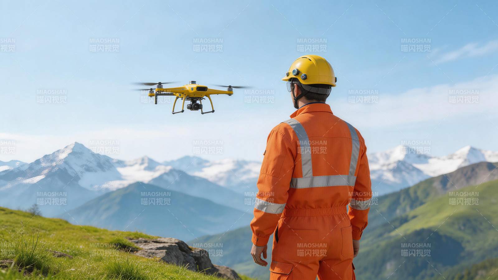 工人操控黄色无人机进行山地巡检作业图片