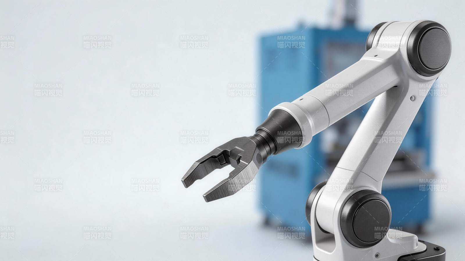 工业机械臂特写展示精密金属结构与关节设计图片