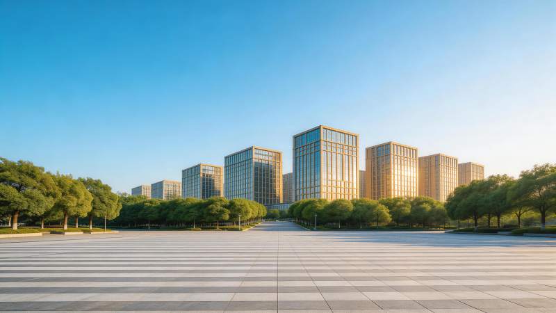 现代城市广场与玻璃幕墙高楼群景观图片