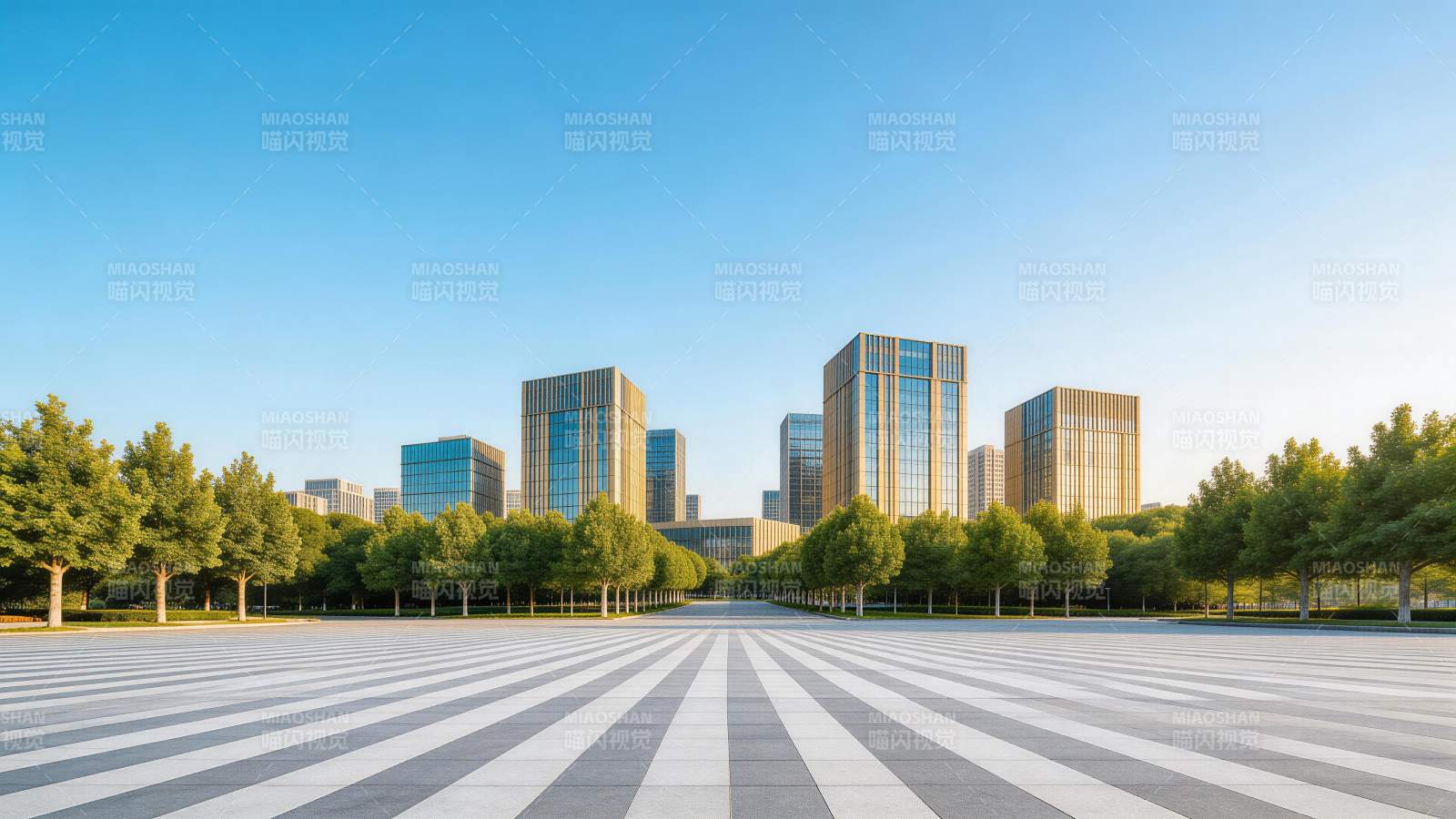 现代城市广场与高层建筑群清晨景观图片