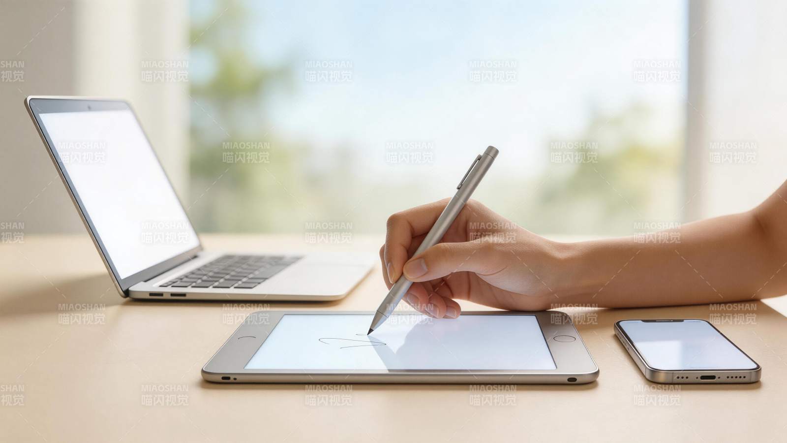 手握触控笔在平板上书写操作设备图片