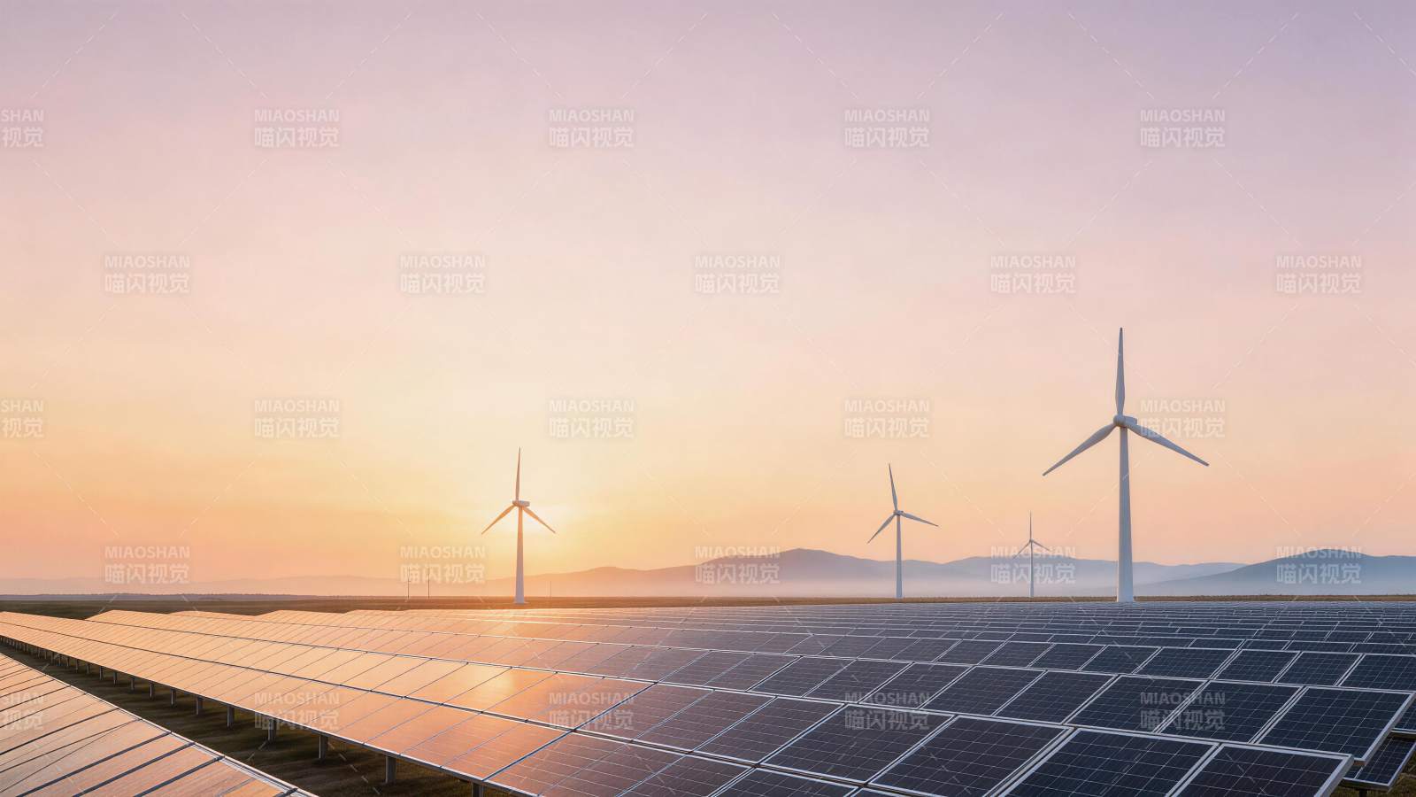 日落时分的太阳能板与风力发电机群图片