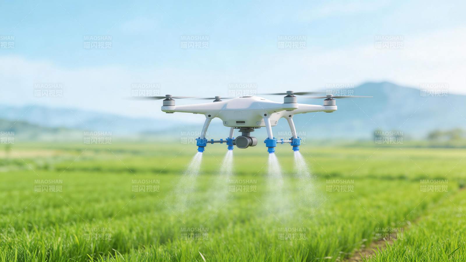 白色喷雾无人机在绿色农田上空作业图片