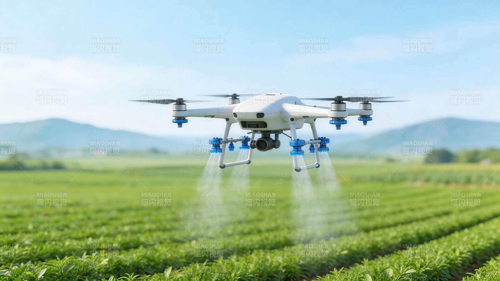 农业无人机在绿色农田上空喷洒作业图片