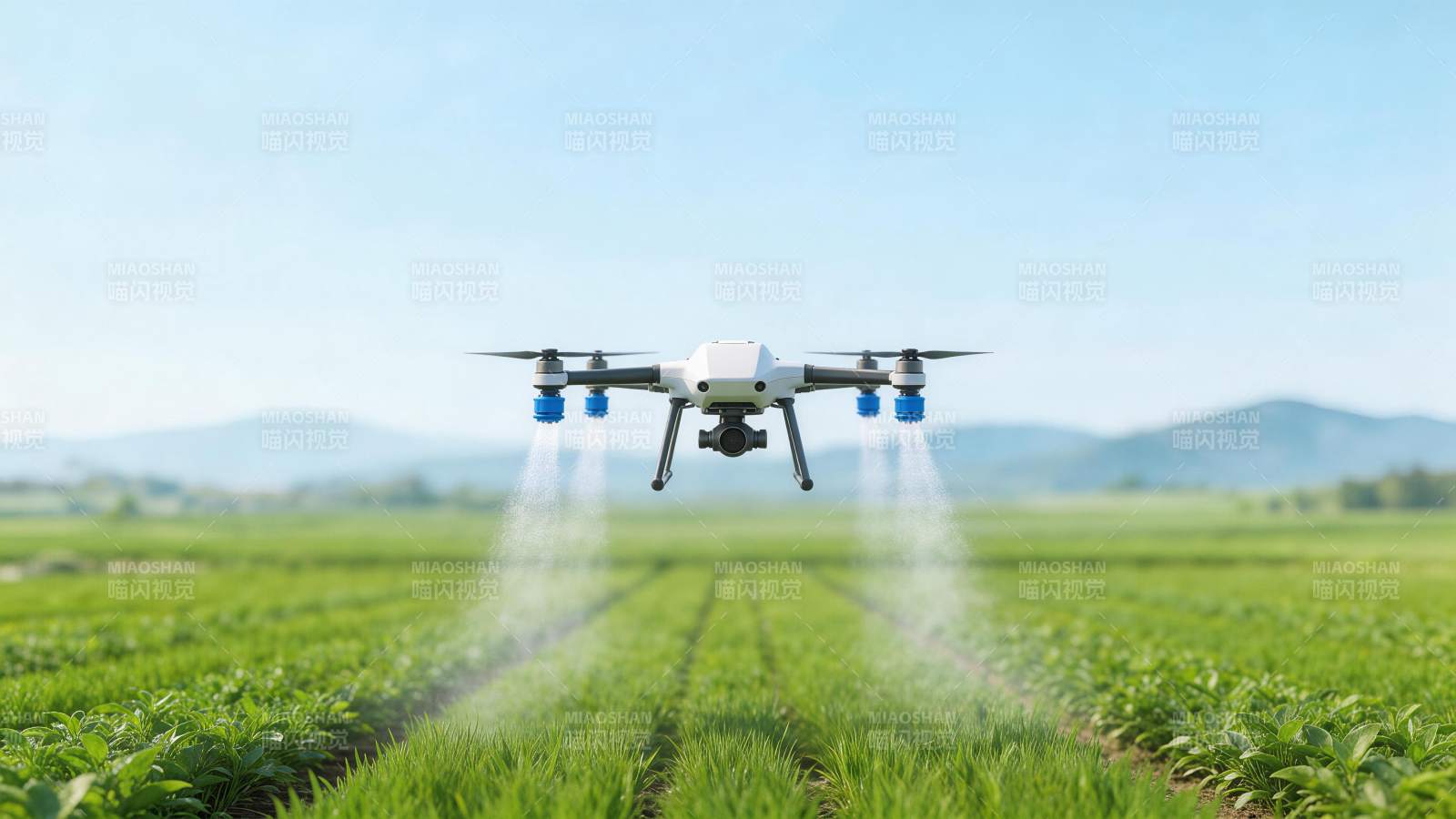 农业无人机在绿色农田上喷洒作业图片