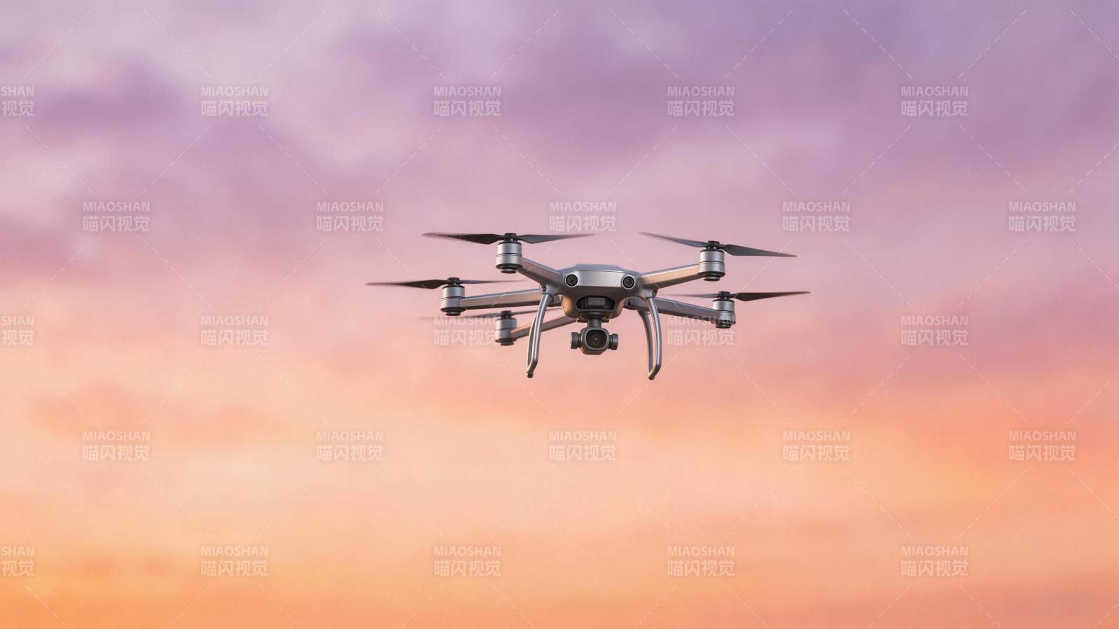 四轴无人机在粉紫渐变天空中飞行图片