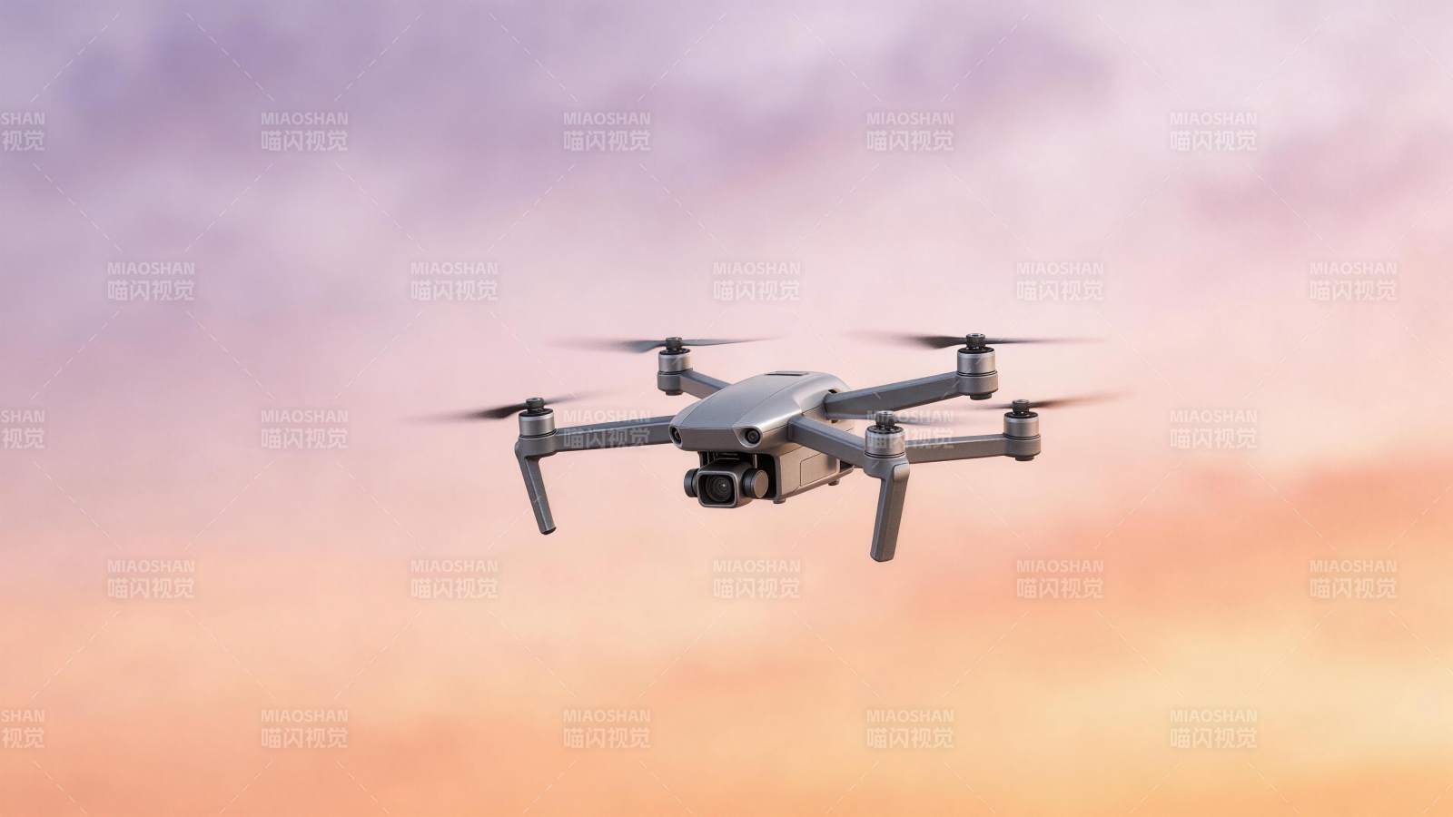 四轴无人机在黄昏天空中飞行拍摄图片