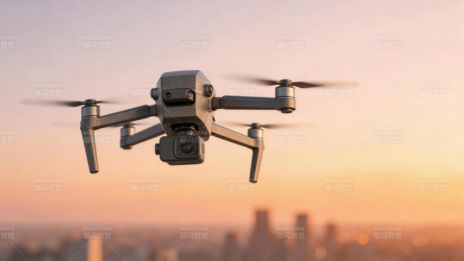 碳纤维四轴无人机空中悬停拍摄城市景观图片