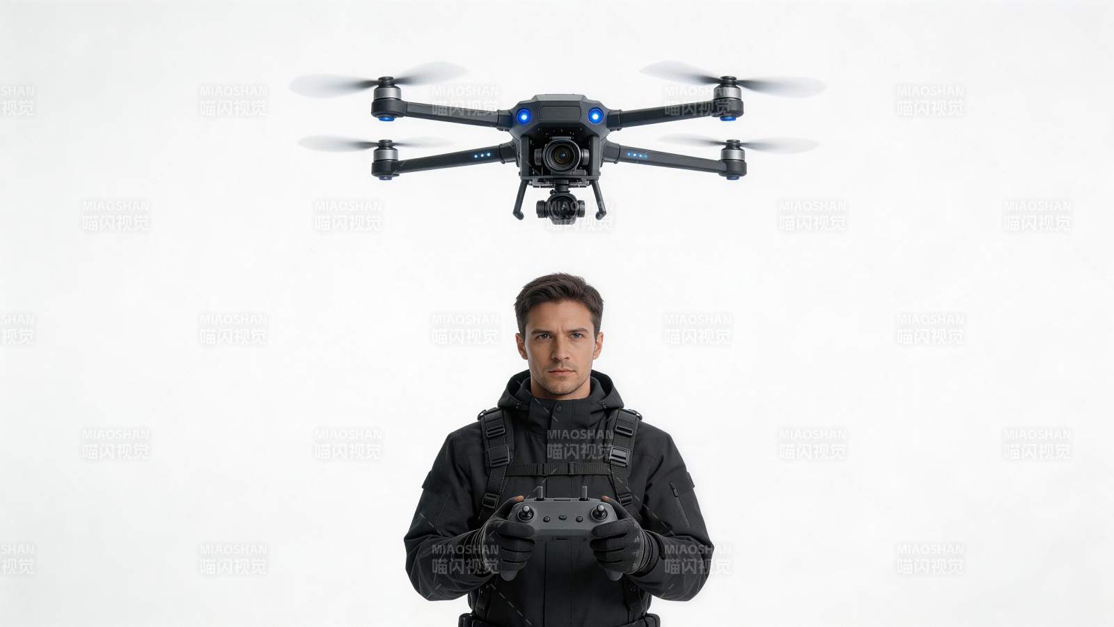 男子手持遥控器操控空中无人机设备图片