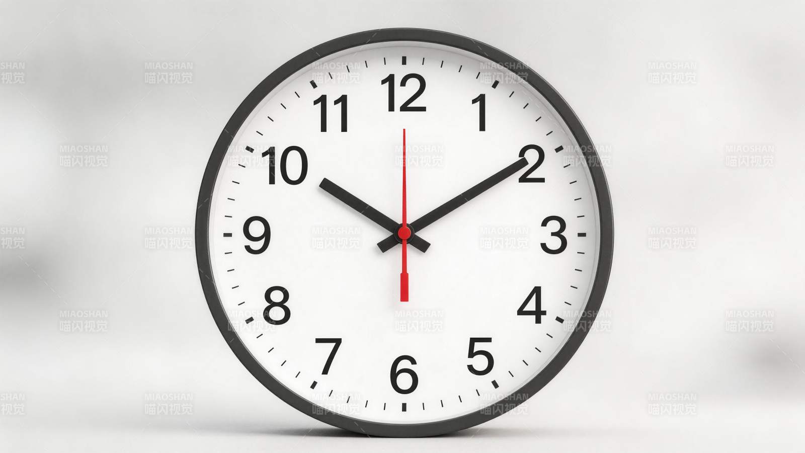 黑色边框白色表盘挂钟显示十点十分图片