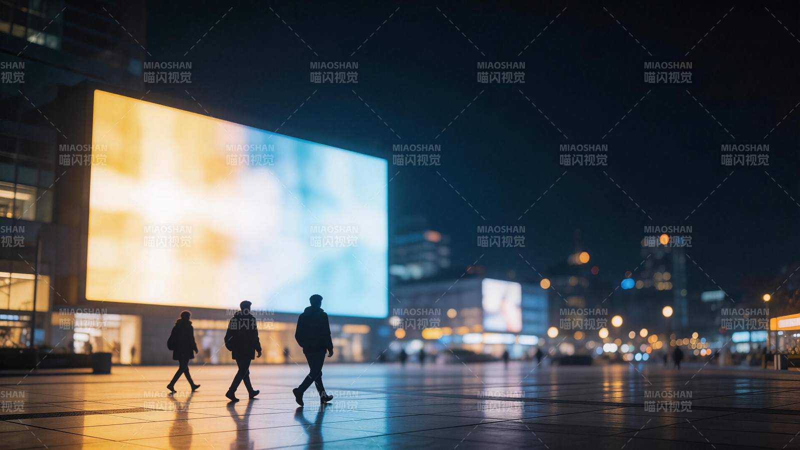夜晚城市广场三人行走于巨幕广告前图片