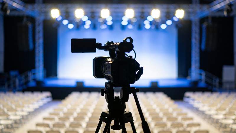 舞台前方摄像机对准空旷会场布景图片