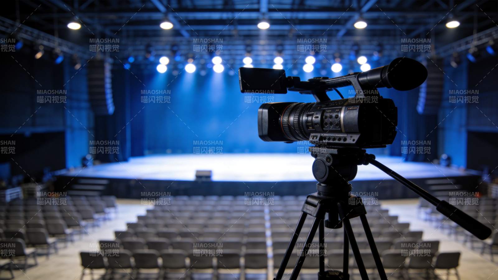 专业摄像机架设于空旷舞台观众席前方图片