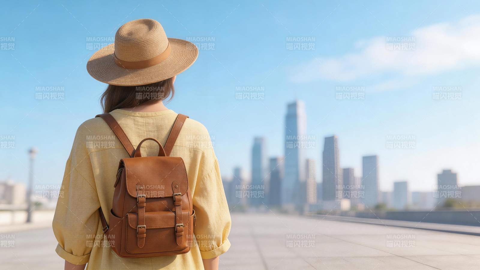 戴草帽背背包的女子眺望城市天际线图片