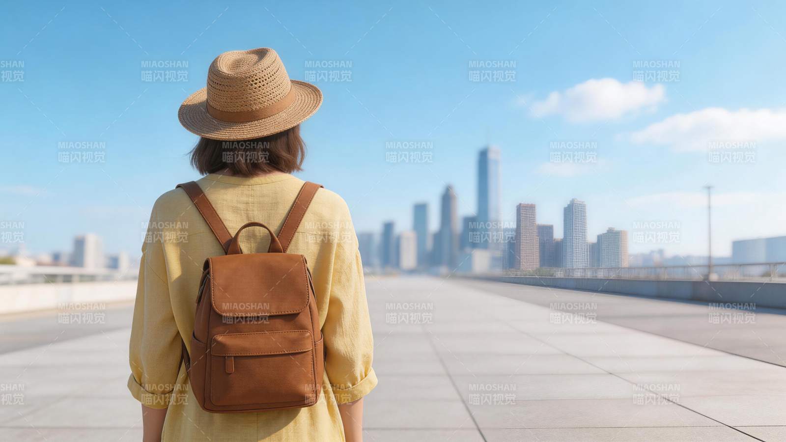 戴草帽背背包的女子眺望城市天际线图片