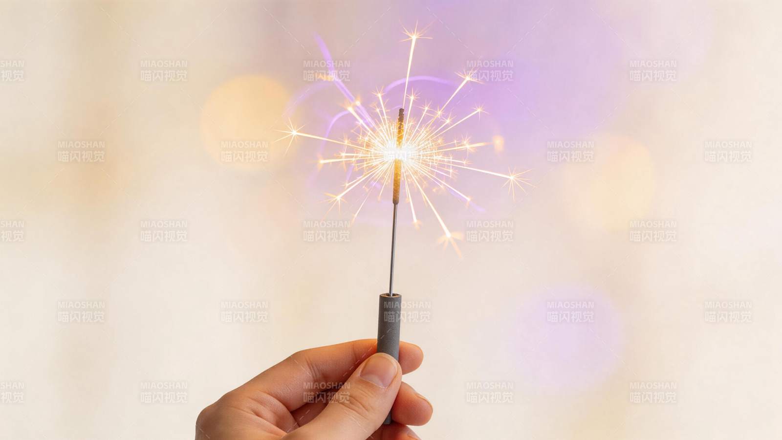 手持点燃的烟花棒发出耀眼火花图片