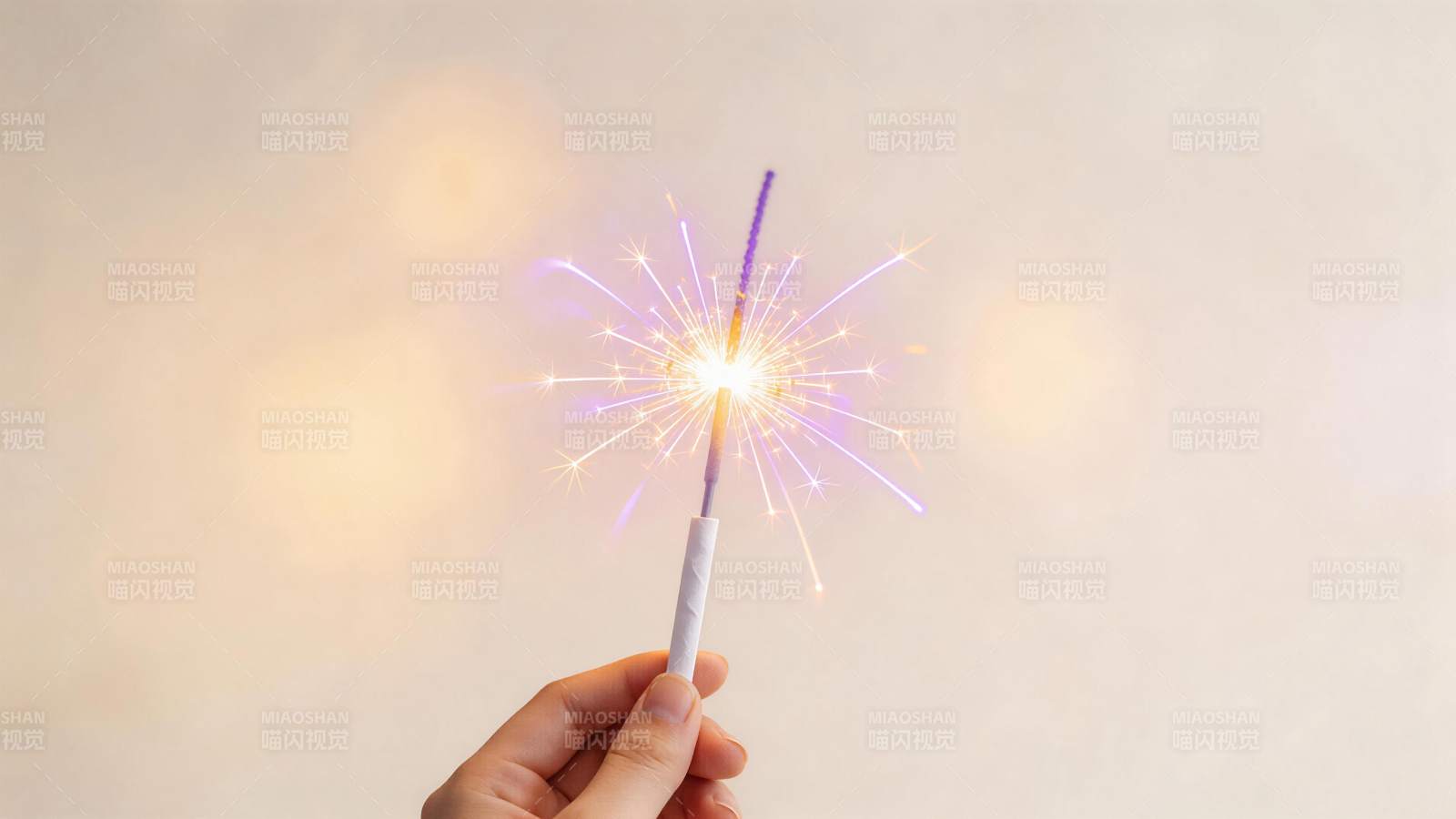 手持点燃的彩色烟花棒特写图片